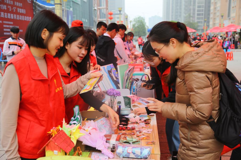 广西科技师范学院开展“学雷锋”志愿服务活动月启动仪式