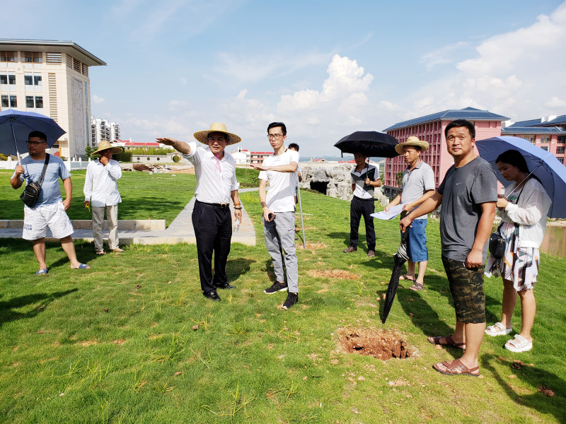 广西中医药大学暑假期间唐农校长冒着烈日到仙葫校区现场办公