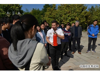 云南大学信息学院开展学生用电安全培训、应急疏散及消防灭火演练